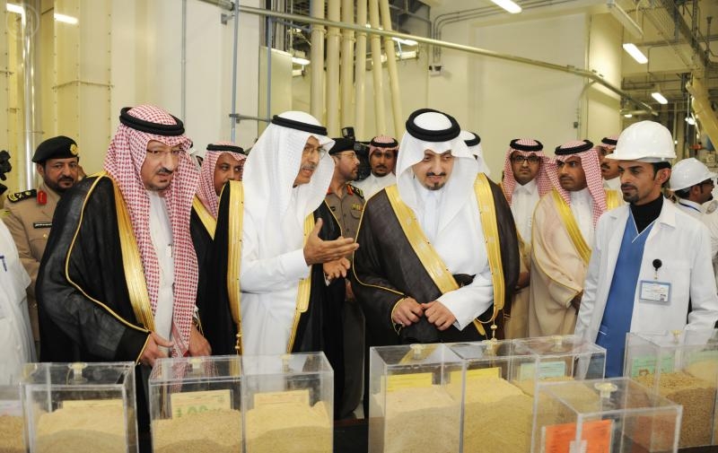 أمير عسير يدشن مصنع الأعلاف الجديد بالمنطقة